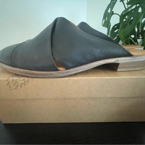 Free People Lourdes Black Leather Slip-On Shoes - Picture 2 of 7